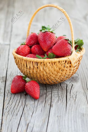 手提篮子里的草莓