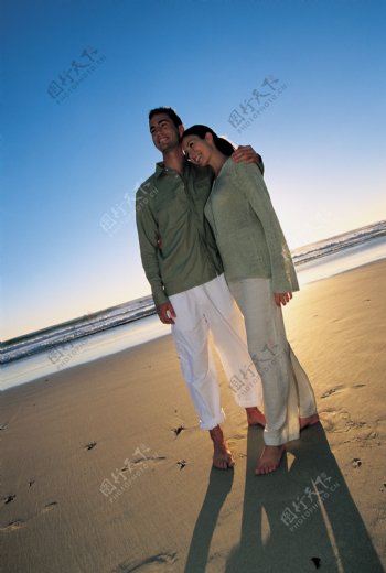 沙滩上拥抱的夫妻图片