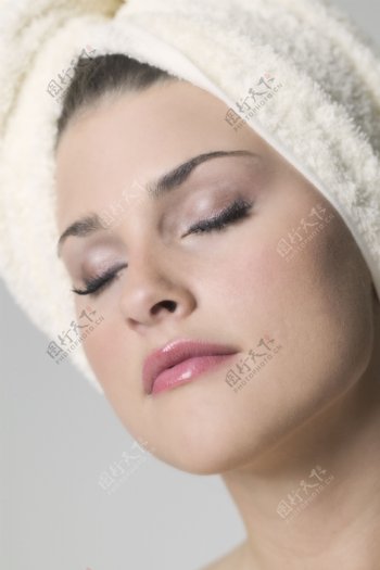 头围毛巾化妆闭目的女人图片