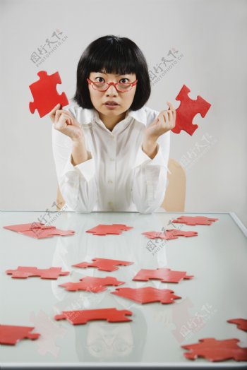 玩拼图的商务女性图片
