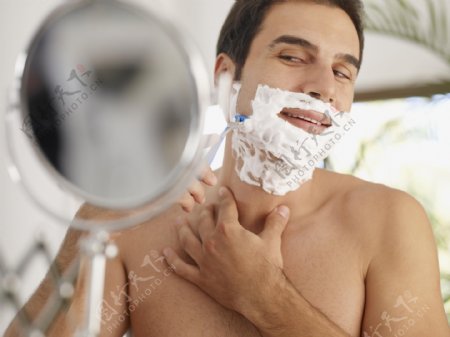 刮胡子的魅力男士图片