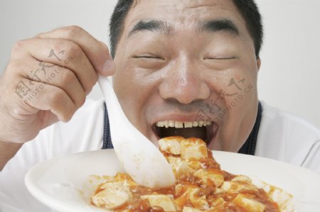 正在吃麻辣豆腐的男人图片