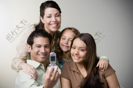 拍照合影的家庭图片