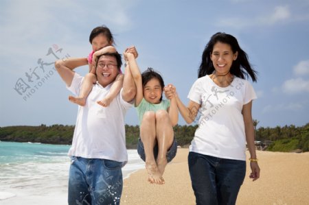 海边沙滩上的一家人图片