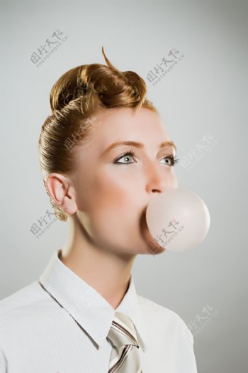 吹泡泡糖的白领美女图片
