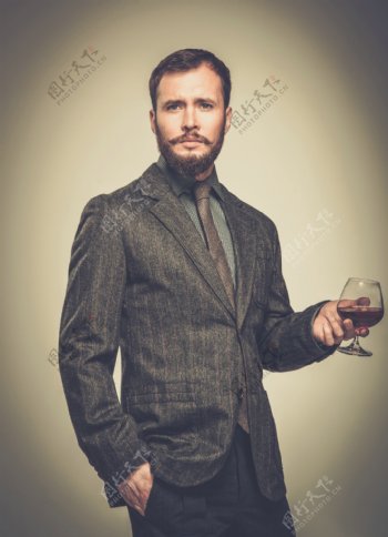 端着酒杯的时尚男人图片