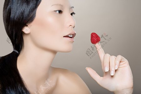 秀发美女与草莓糖果图片