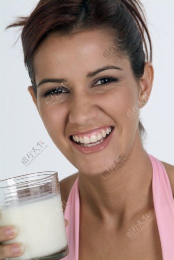 喝牛奶的女人图片