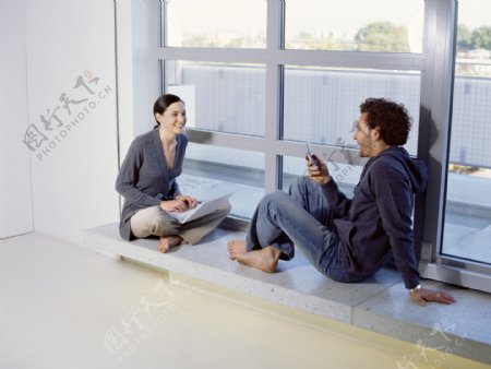 坐在窗台上的夫妻图片