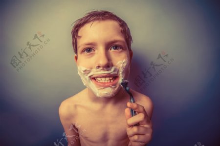 开心笑的刮胡子的小男孩图片