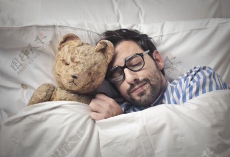 和小熊一起睡觉的男人图片