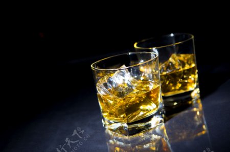 两杯威士忌图片
