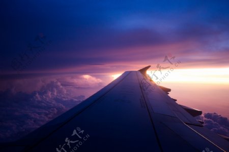 唯美飞机上夕阳风景图片
