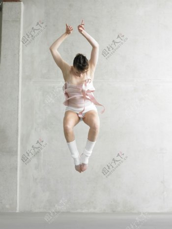 腾空跳跃的舞蹈女性图片