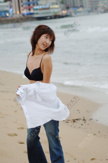 沙滩上的的性感美女图片