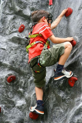攀岩的儿童图片