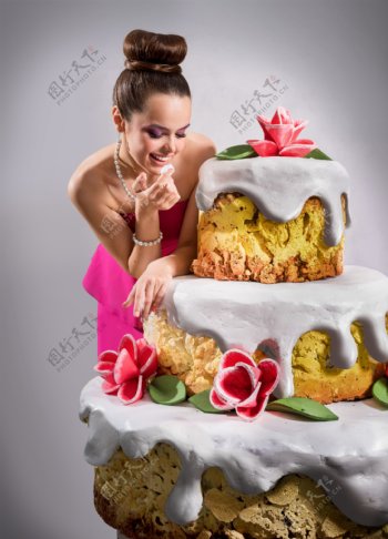 尝蛋糕的美女图片