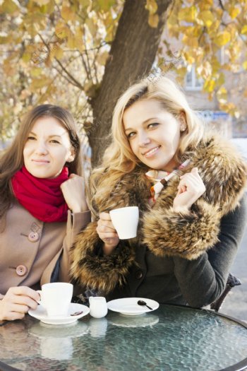 街边喝咖啡的女人们图片