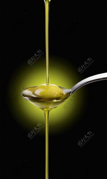 汤匙里的橄榄油