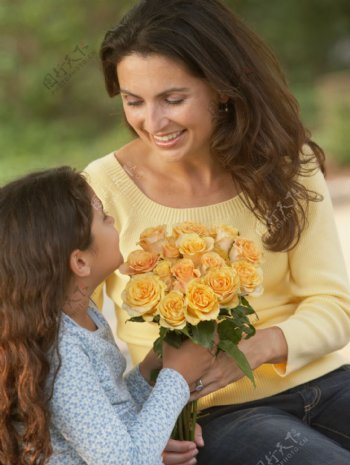给妈妈鲜花的小女孩图片