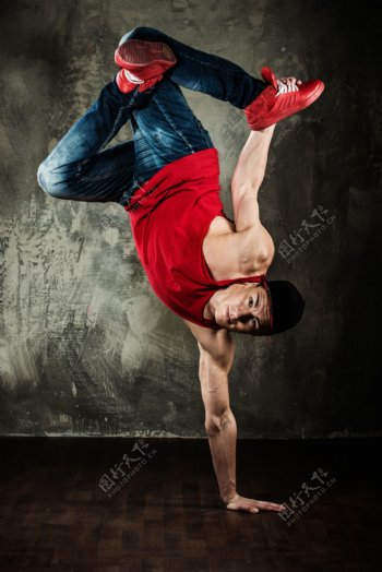 倒立跳舞的男舞者图片