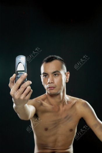 拿手机自拍的半裸男人图片图片