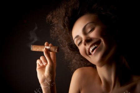抽雪茄的女孩图片