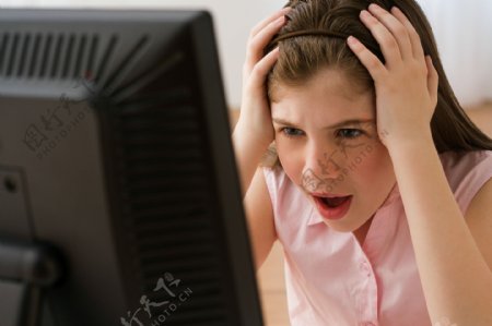 看着电脑烦恼的小女孩图片