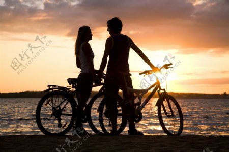 黄昏下骑单车的情侣图片