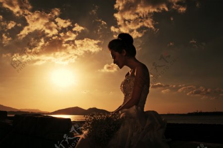 黄昏湖边的新娘图片