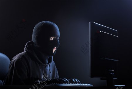 盗窃电脑资料的小偷图片