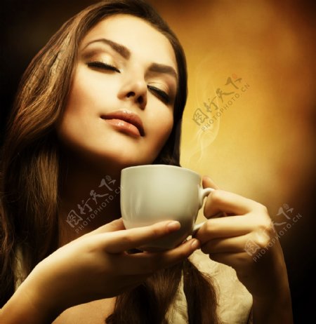 享受咖啡的美女图片