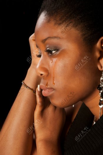 哭泣的黑人女性图片