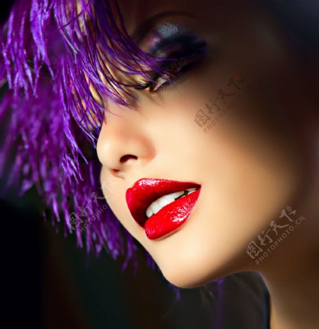 紫发红唇的女人图片