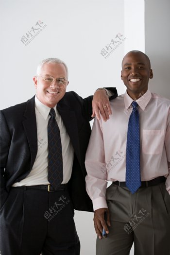 微笑的两个商务男人图片