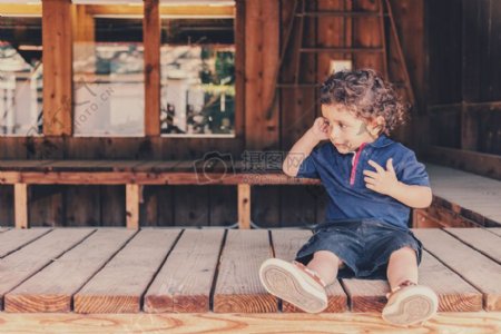 坐在木板上的儿童