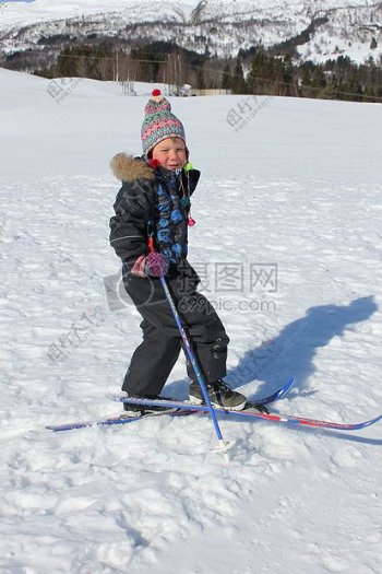 雪地里滑雪的孩子