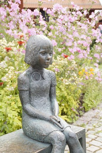 花园里的雕塑