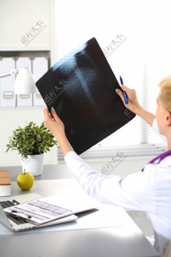 看X光片的医生图片