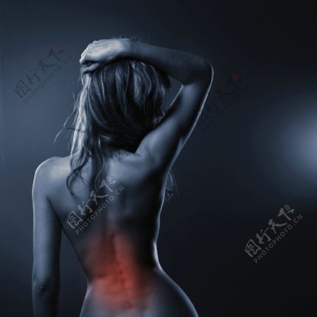 腰椎疼痛的女人图片