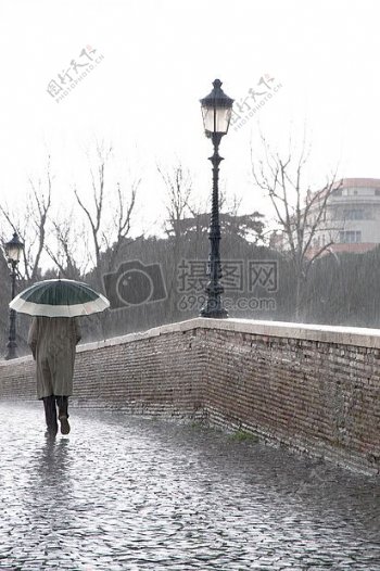 一个行走在大雨中的少女