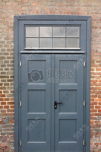 灰色的木制门