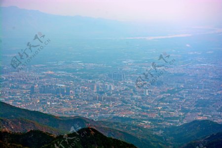泰山山顶俯视城区图片
