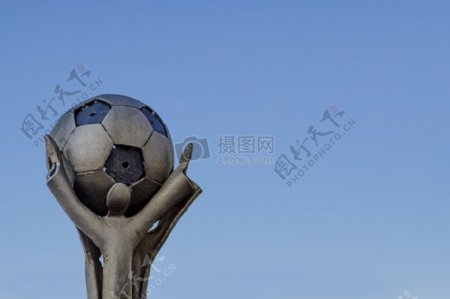 圆形的足球雕塑