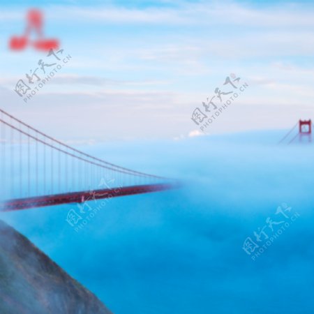 雾中的吊桥