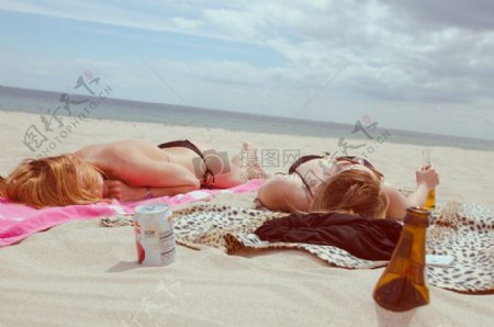 躺在海滩放松的女孩