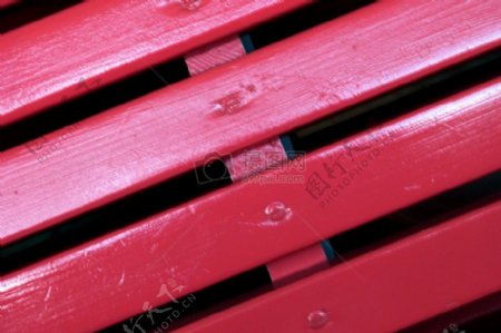 公园里的红色排椅