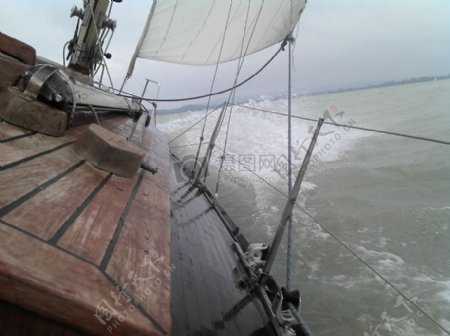 风暴中的帆船