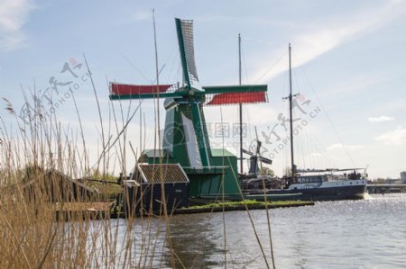 蓝天下的荷兰风车