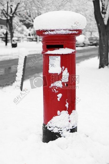 雪景下的红色邮箱